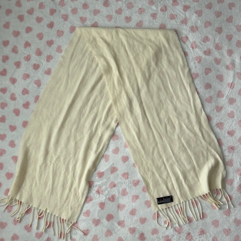 V. FRAAS Cream Scarf